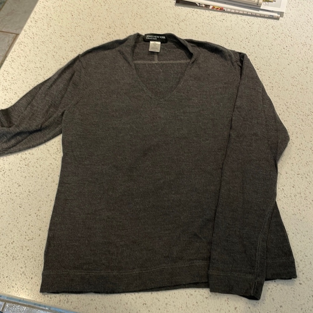 Jones New York lightweight 100% wool v-neck sweater Size L